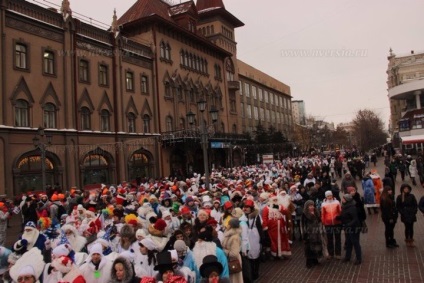 În centrul orașului Saratov era o paradă de oameni de zăpadă și bunicii înghețului