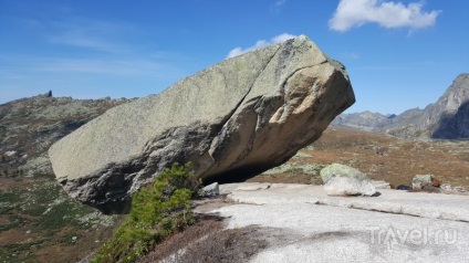 Treceți la piatra agățată