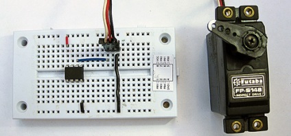 Biblioteca de software pentru controlul a cinci servo-uri pe microcontroler attiny45