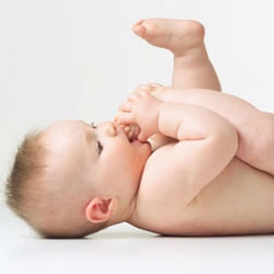 Un copil în 5 luni care ar trebui să poată mânca bebelușul, hrănirea copilului, viziunea, dezvoltarea, masajul,
