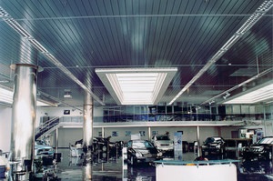 Panglica tavan albă avantaje competitive, caracteristicile de instalare și sortimentul de soluții de culoare
