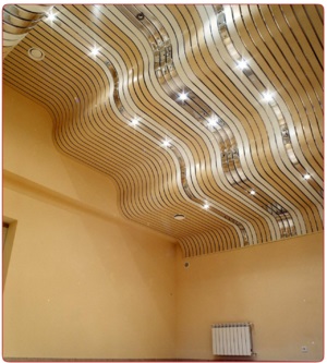 Panglica tavan albă avantaje competitive, caracteristicile de instalare și sortimentul de soluții de culoare