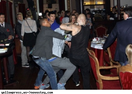 Rapperul bate jigan într-un show participant la restaurant - vacanță în Mexic - (fotografie, video) - societatea