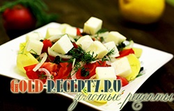 Salată de cartofi, roșii și brânză