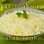 Salată salată cu caise uscate și rețetă de pui cu fotografie cu brânză