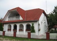 Combinația dintre culorile acoperișului și fațada casei