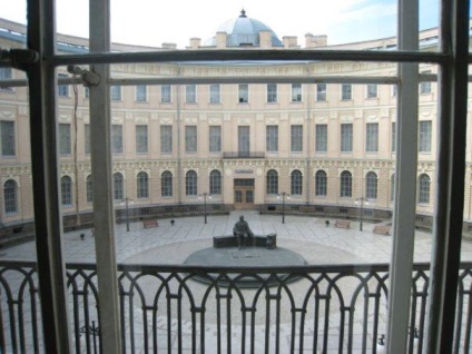 Patruzeci dintre cele mai interesante curți din St. Petersburg, cum să petreceți o zi liberă