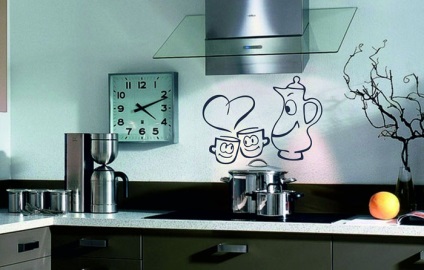 Modern belső stencilek, rajzok, képek vagy fotók a falon a konyhában