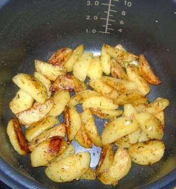Modalități de a găti cartofi apetisanți într-un mod rustic în cuptor și multivark