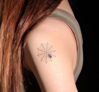Tattoo Web - sensul unui tatuaj web, schițe și lucrări foto