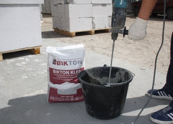 Calculul exact al consumului de adeziv pentru așezarea betonului