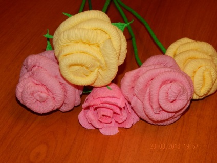 Trei moduri simple de a face trandafiri din servetele pentru decorarea unui grup, decorarea obiectelor artizanale,