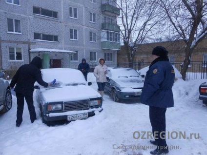 Curățarea zăpezii în curți este împiedicată de traficul parcat - cartierul orașului - locul administrației