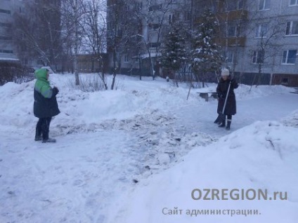 Curățarea zăpezii în curți este împiedicată de traficul parcat - cartierul orașului - locul administrației