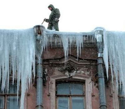 Îndepărtarea ghețurilor, a gheții de pe acoperișuri, fațade, gulii de către alpiniști industriali