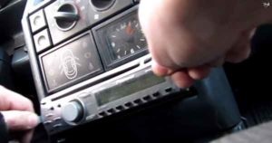 Instalarea unui subwoofer auto activ - o imagine sonoră saturată în interiorul mașinii