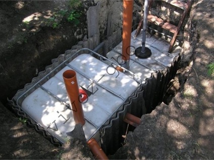 Cesspool egy műanyag és fém hordóból egy WC-hez az országban