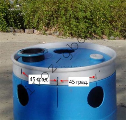 Cisternă dintr-un butoi de plastic și metal pentru o toaletă în țară