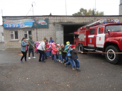 În pompierii № 8 Ulyanovsk copiii preșcolari împușcați dintr-un furtun și studiați peștii de acvariu