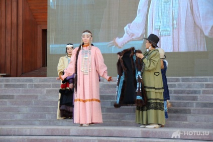 Îmbrăcămintea de nuntă a mirelui Yakut din secolul al XVIII-lea este recreată în Yakutsk