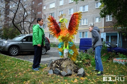 Firebird, papuani și papagali Ekaterinburg, au decorat curtea cu jaburi cu sticle de plastic