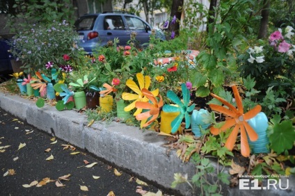 Firebird, papuani și papagali Ekaterinburg, au decorat curtea cu jaburi cu sticle de plastic