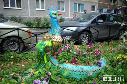 Firebird, papuani și papagali Ekaterinburg, au decorat curtea cu jaburi cu sticle de plastic