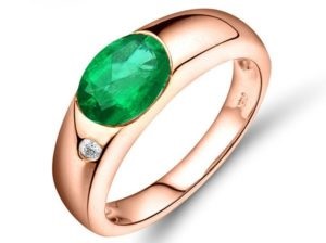 Arany gyűrű smaragddal és gyémántokkal - gyönyörű fotó