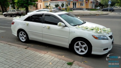 01 Fehér callas liliomokkal kölcsönző díszek autók az esküvő Nikolaev Kherson