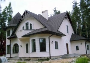 Avantajele și dezavantajele fațadei din ipsos acrilic, tehnologia aplicării pe fațada casei