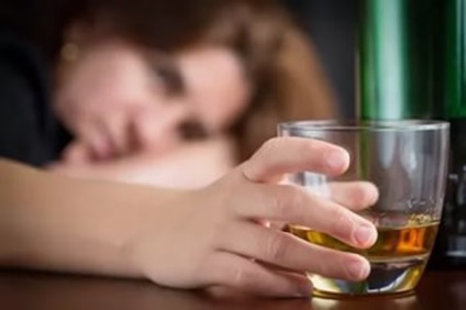 Az alkohol mérgező az emberi test számára bármilyen adagban