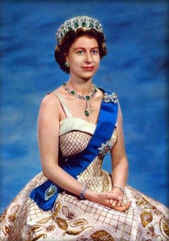 És tudta, hogy az angol királynő lopott koronát visel