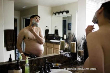 Terhes férfi meztelenül szerepelt