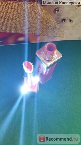 Aranyos fényes amway szépségpajzs háttérvilágítással - 