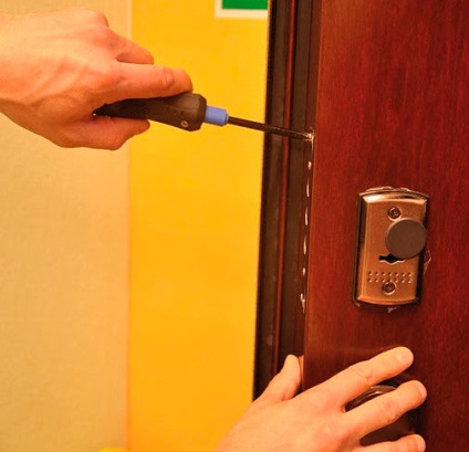 Mint, hogy felszerelni egy ajtót egy lakásban vagy egy házban, lakások javítása saját kezű