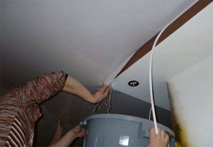 Ce trebuie făcut dacă vecinii au inundat tavanul stretch cum să scurgă apa de la targă, cum să-l eliminați