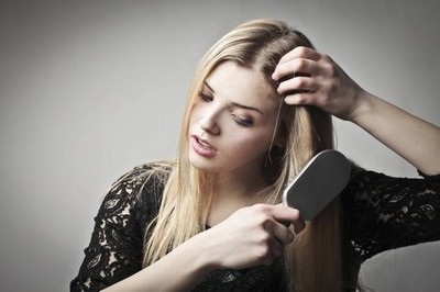 Ce trebuie să faceți dacă părul cade pe cap