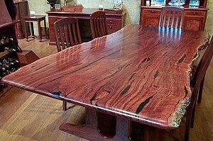 Fából vagy táblából készült asztal