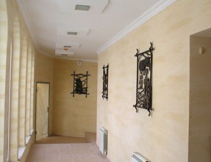 Tencuiala decorativă în interiorul coridorului video cu mâinile pe coridor