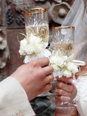 Decorarea ochelarilor pentru o nuntă cu mâinile lor