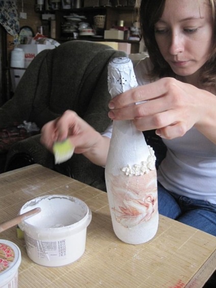 A palackokat a decoupage technikájában díszítjük - a mesterek tiszteletére - kézzel készített, kézzel készített