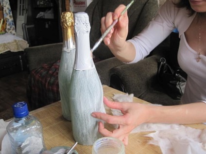 A palackokat a decoupage technikájában díszítjük - a mesterek tiszteletére - kézzel készített, kézzel készített