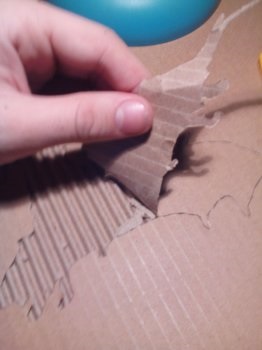 Facem un panou dintr-o foaie de carton obișnuit de ambalare, cu mâinile noastre