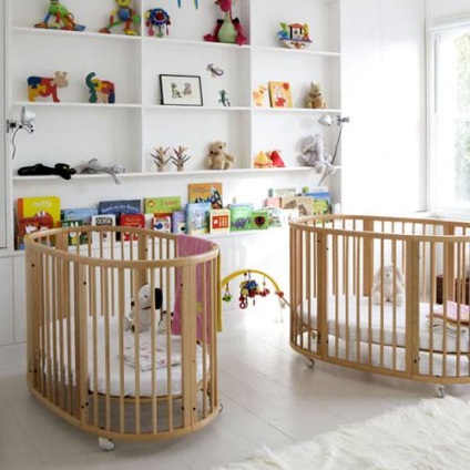Camera pentru copii pentru gemeni împărtășește un spațiu pentru doi