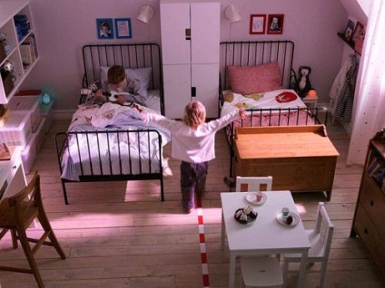 Camera pentru copii pentru gemeni împărtășește un spațiu pentru doi
