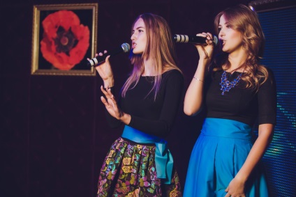 O petrecere de găină într-un club de karaoke din secțiunea de idei pentru o petrecere de bachelorette - nuntă este despre nuntă!