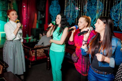 A karaoke klubban egy csirke party a bachelorette party ötletei részéről - a menyasszony az esküvőre vonatkozik!