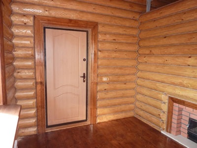 Usi pentru saună și saună din lemn de la o tei într-o cameră de aburi și intrare