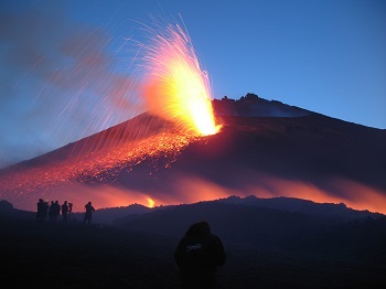 Unde este vulcanul etna și cum să ajungeți acolo?