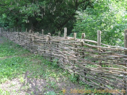 Făcând un gard din răchită, o clasă de măiestrie cu propriile mâini